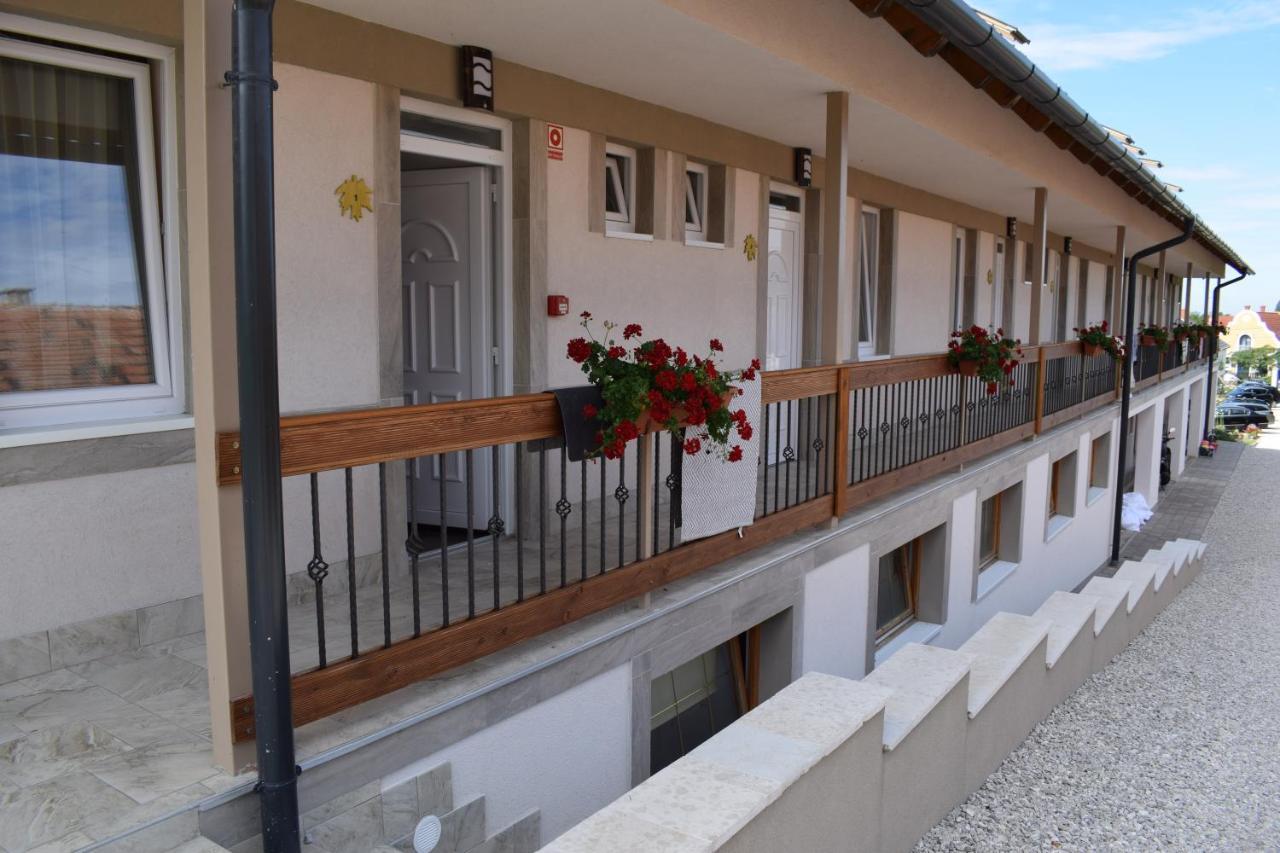 Platan Apartmanhaz Balatongyorok Luaran gambar